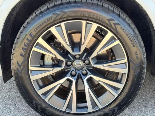 Ice White 2021 Volvo XC90 T6 Momentum 7 Passenger