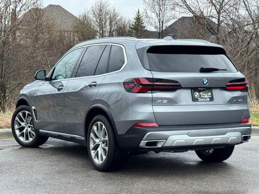Gray Metallic 2025 BMW X5 xDrive40i