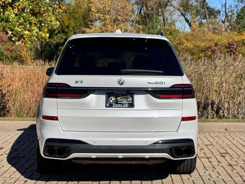 2023 BMW X7 M60i