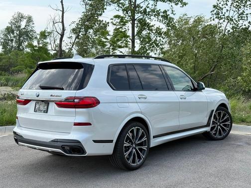 2022 BMW X7 M50i
