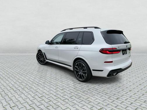 Mineral White Metallic 2027 BMW X7 xDrive40i