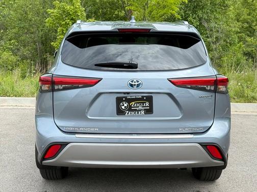 2022 Toyota Highlander Hybrid Platinum