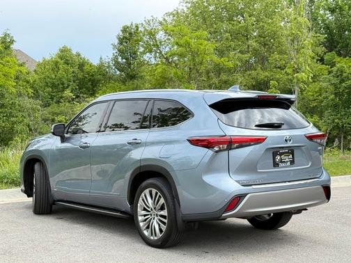 2022 Toyota Highlander Hybrid Platinum