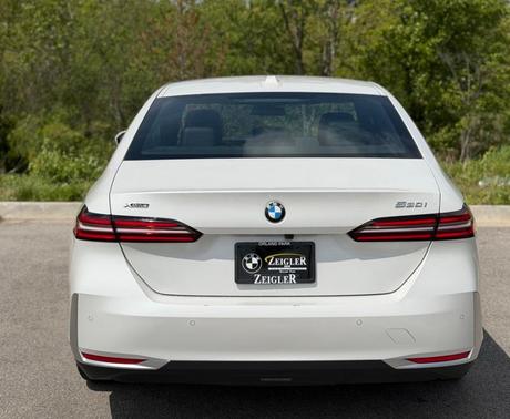 Mineral White Metallic 2025 BMW 530 i xDrive