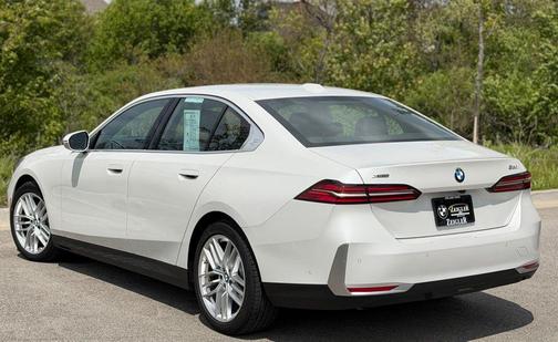 Mineral White Metallic 2025 BMW 530 i xDrive