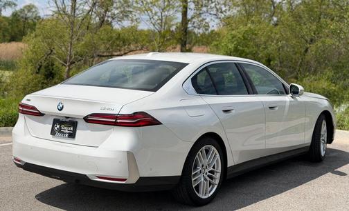 Mineral White Metallic 2025 BMW 530 i xDrive