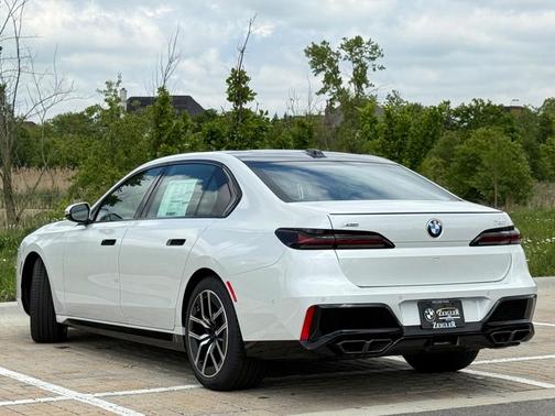 2025 BMW 760 760i xDrive