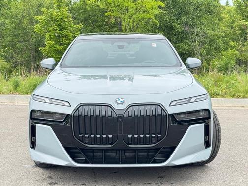 2025 BMW 760 760i xDrive