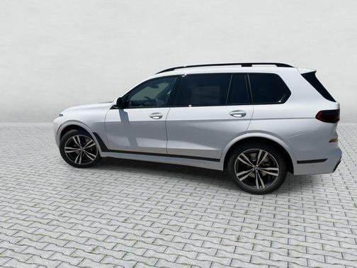 Alpine White 2027 BMW X7 xDrive40i