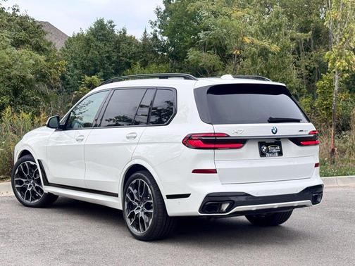 Alpine White 2026 BMW X7 xDrive40i