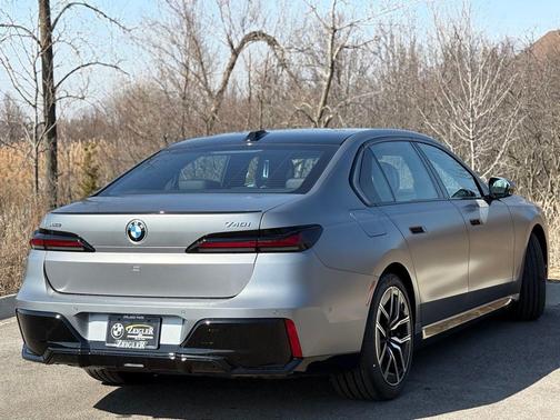 2025 BMW 740 i xDrive