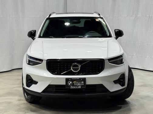 2024 Volvo XC40 B5 Ultimate Dark Theme