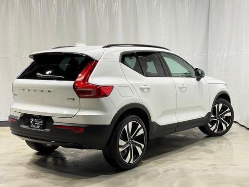 2024 Volvo XC40 B5 Ultimate Dark Theme