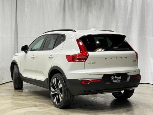 2024 Volvo XC40 B5 Ultimate Dark Theme