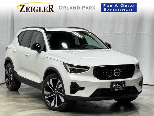 2024 Volvo XC40 B5 Ultimate Dark Theme