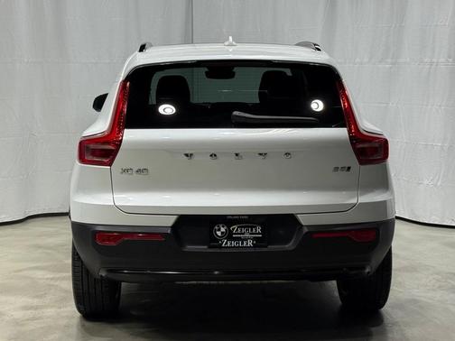 2024 Volvo XC40 B5 Ultimate Dark Theme