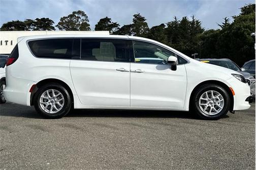 2022 Chrysler Voyager LX
