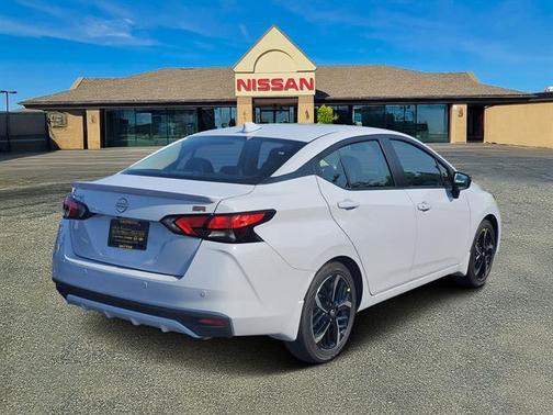 2025 Nissan Versa 1.6 SR
