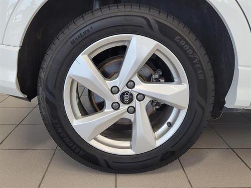 Ibis White 2022 Audi Q3 40 Premium