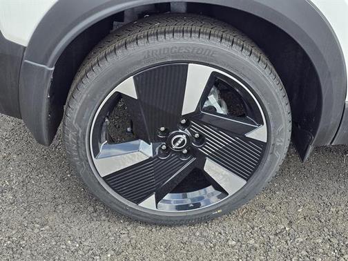 Aspen White Tri 2025 Nissan Kicks SR