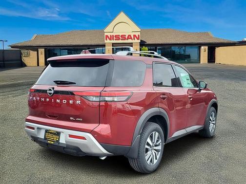 2025 Nissan Pathfinder SL