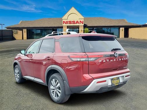 2025 Nissan Pathfinder SL