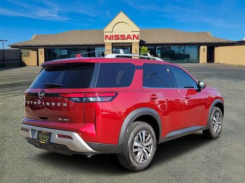 2023 Nissan Pathfinder SL