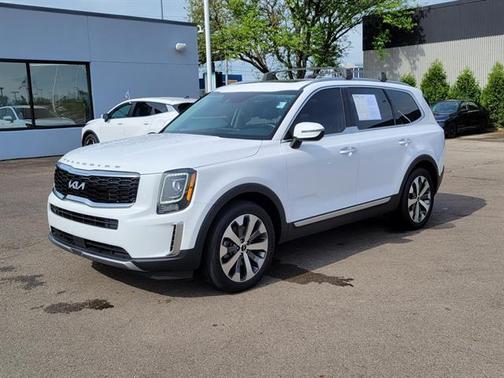 Glacial White Pearl 2022 Kia Telluride S