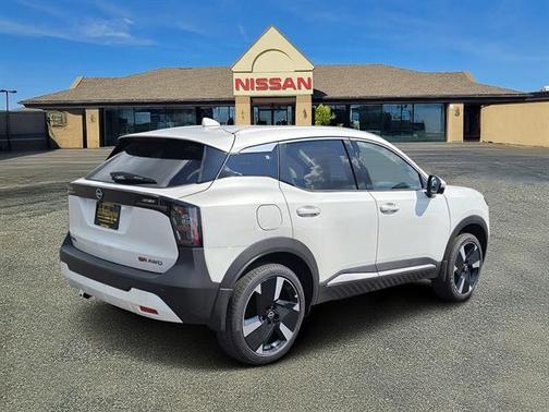2025 Nissan Kicks SR