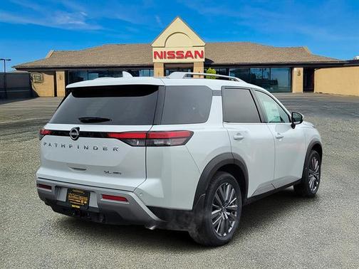 2025 Nissan Pathfinder SL