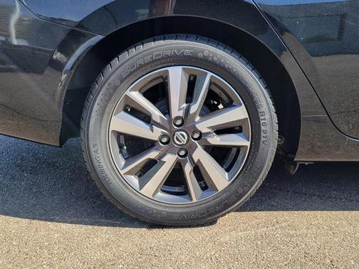 Super Black 2021 Nissan Versa 1.6 SV