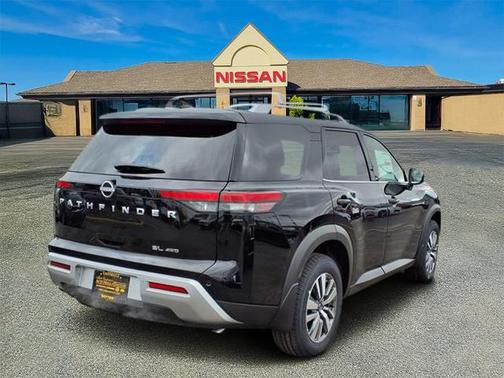2025 Nissan Pathfinder SL