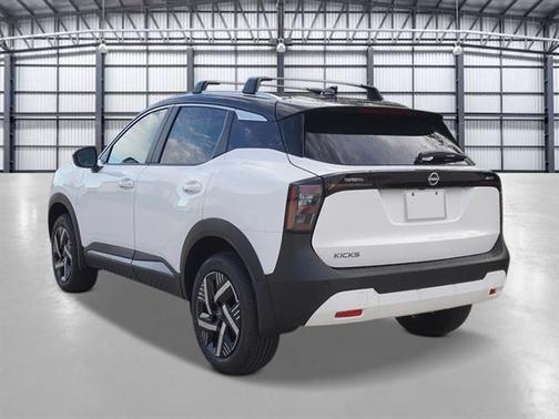2t Wht Blk Roof 2026 Nissan Kicks SV