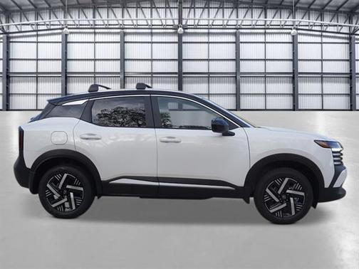 2t Wht Blk Roof 2026 Nissan Kicks SV
