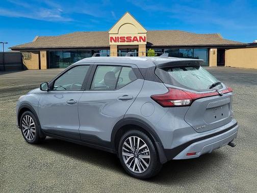 Boulder Gray Pearl 2022 Nissan Kicks SV