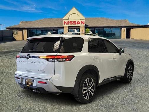 2025 Nissan Pathfinder Platinum