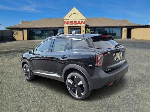 Super Black 2025 Nissan Kicks SR