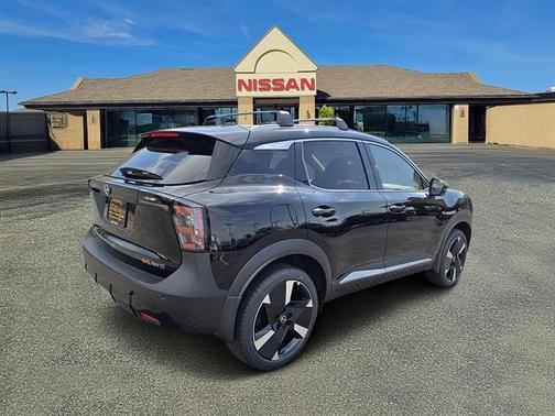 Super Black 2025 Nissan Kicks SR
