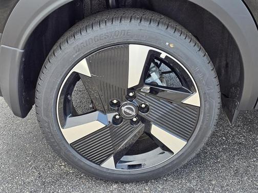 Super Black 2025 Nissan Kicks SR