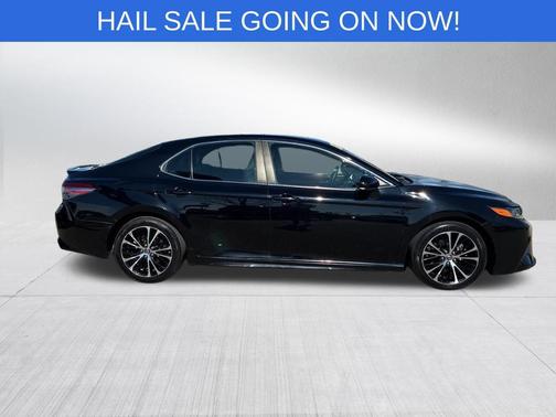 Midnight Black Metallic 2018 Toyota Camry SE