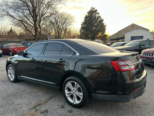 2017 Ford Taurus SE