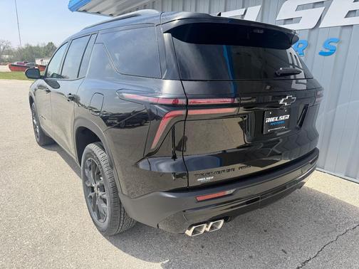 Mosaic Black Metallic 2026 Chevrolet Traverse LT