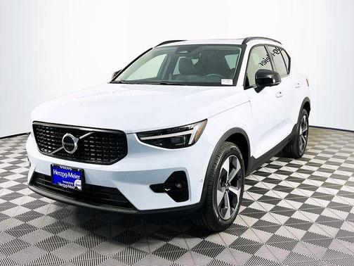 Cloud 9 White 2026 Volvo XC40 B5 Plus