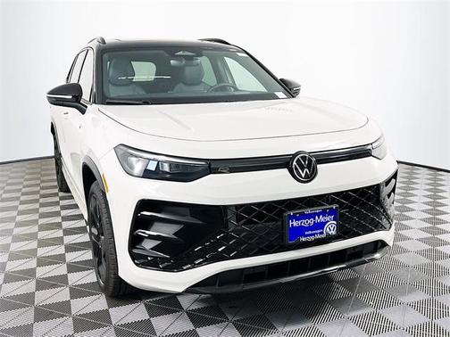 2025 Volkswagen Tiguan 2.0T SE R-Line Black