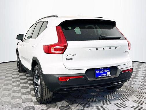 2026 Volvo XC40 B5 Plus