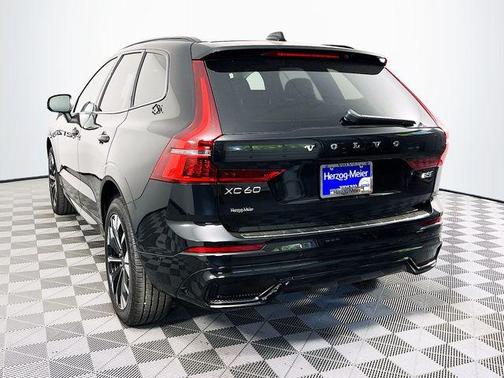 Onyx Black Metallic 2026 Volvo XC60 B5 Plus