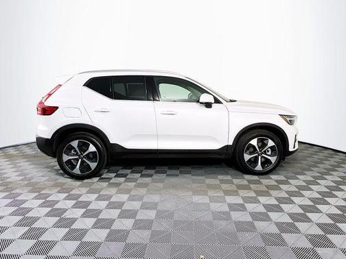 2025 Volvo XC40 B5 Core Bright Theme