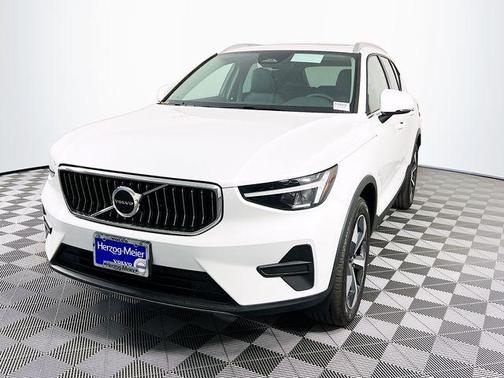 2025 Volvo XC40 B5 Core Bright Theme