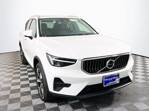 2025 Volvo XC40 B5 Core Bright Theme
