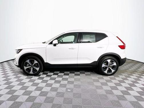 2025 Volvo XC40 B5 Core Bright Theme